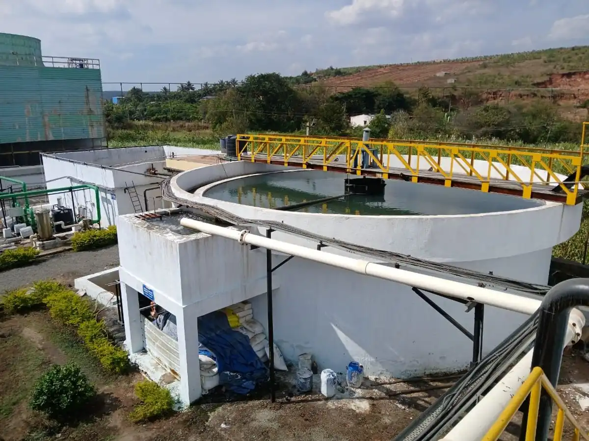 High-rate solids contact clarifier beside a sugar mill